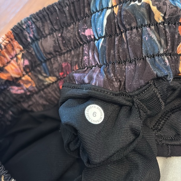 LULULEMON HOTTY HOT SHORTS - Picture 4 of 4